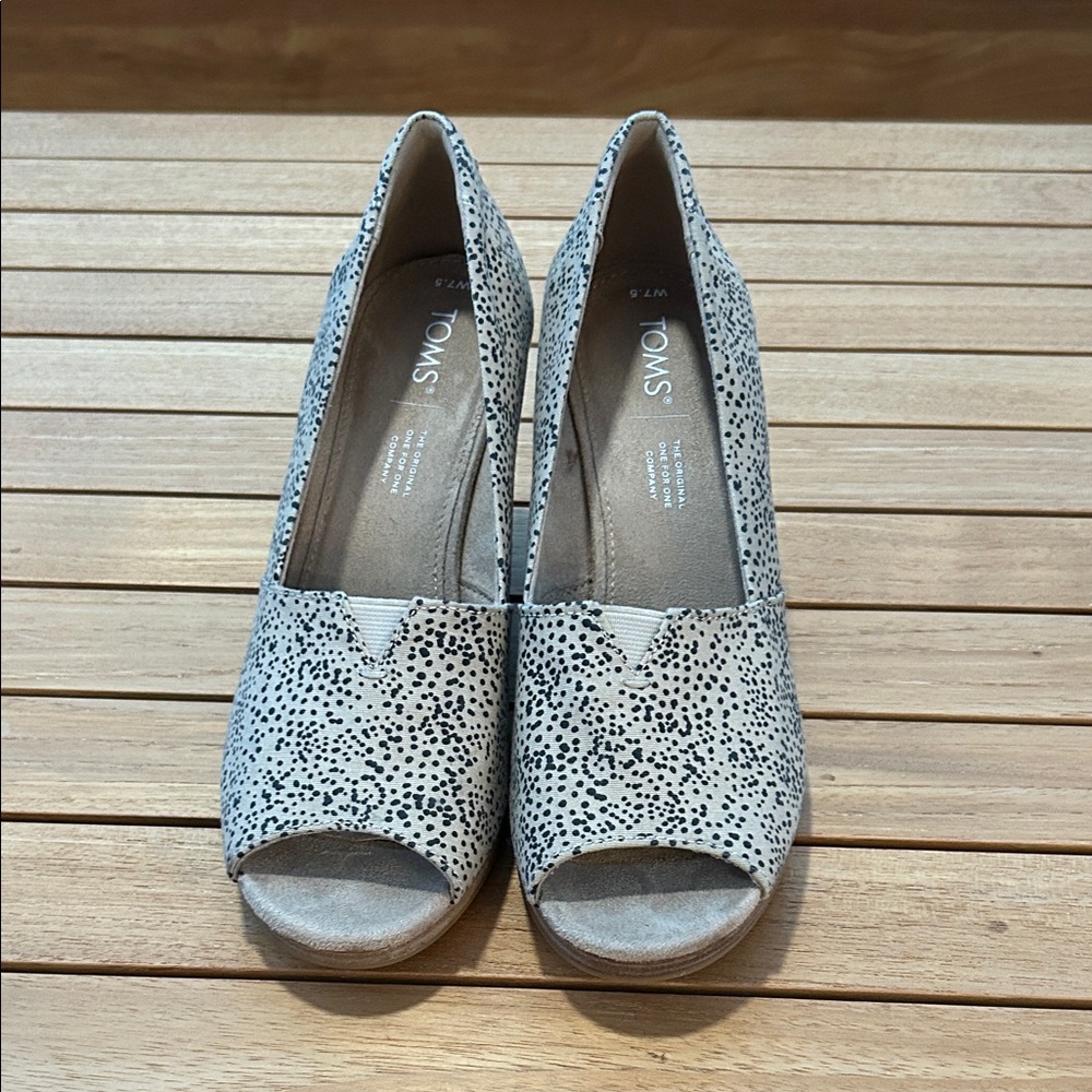 TOMS Women's Speckled Black and White Wedges